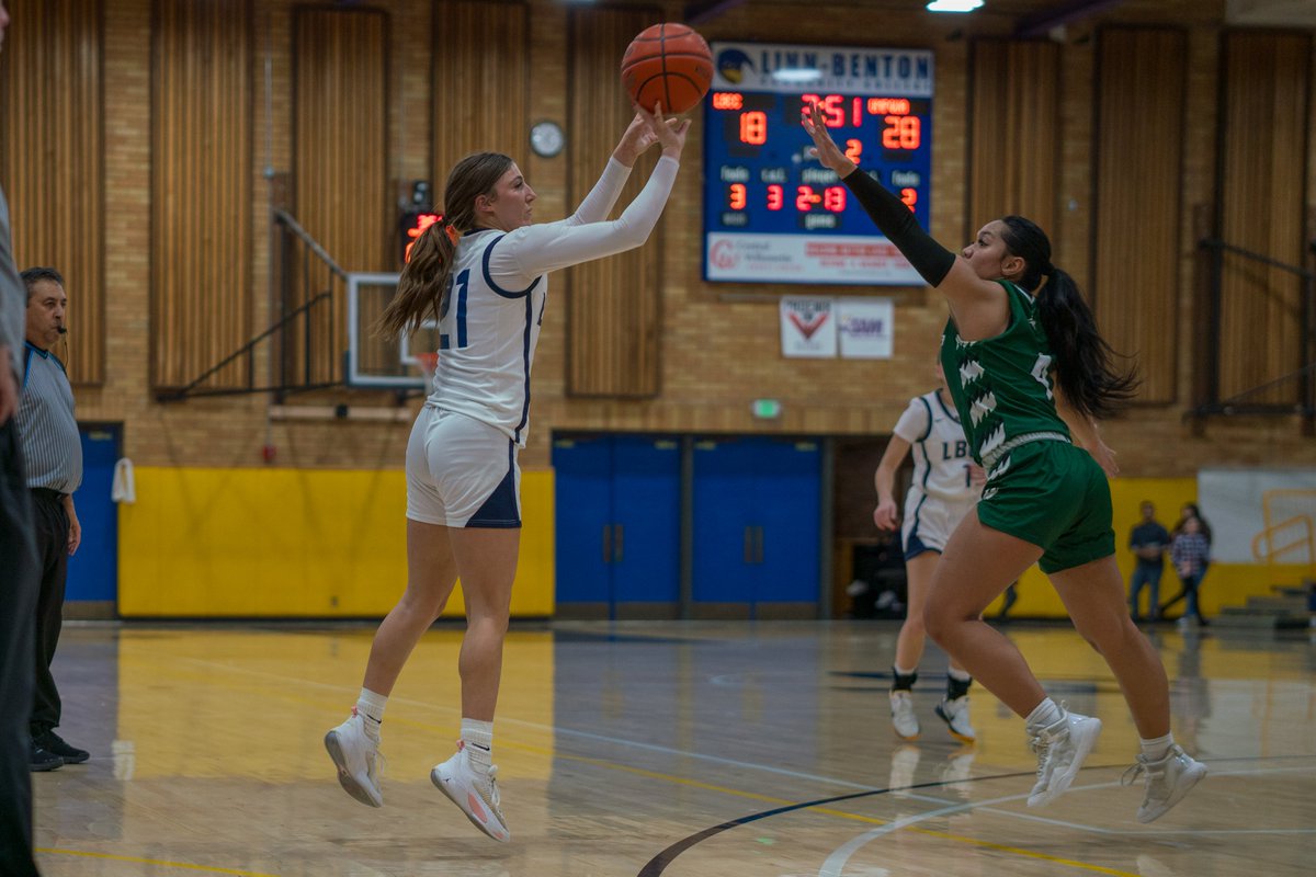 [Women's Basketball] Chukars Hold On to Defeat Roadrunners 68-62 athletics.linnbenton.edu/x/n36pc <a href="/LBCCWBX/">LBCC WBX</a>
