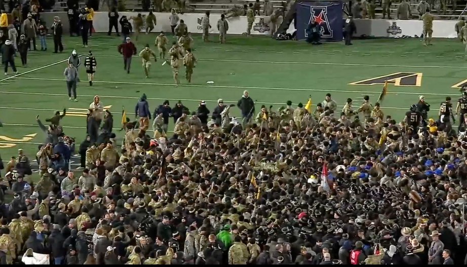 CFBONFOX's tweet photo. WHAT A NIGHT FOR ARMY 🥳🏆 https://t.co/ZSt2yxZ5Y5