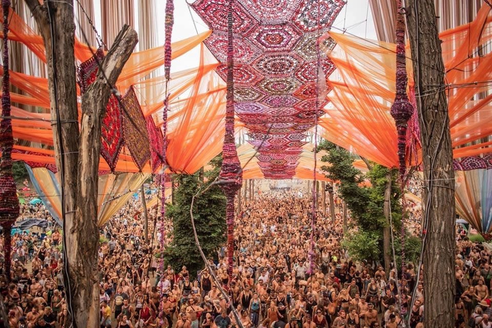 SUPERJETKINOKO's tweet photo. OZORA  FESTIVAL 2025 出演決定🇭🇺
毎年ハンガリーで開催され動員数３万人以上を誇る世界三大トライバルフェスの一つ
@Ozorafestival に召喚されました！

我々の"浪速デリック"は世界に通用するのだろうか....‼︎

「それ行けキノコ！」なんて気持ちで
これからも応援よろしくお願いします！ https://t.co/JDOsahQXuX