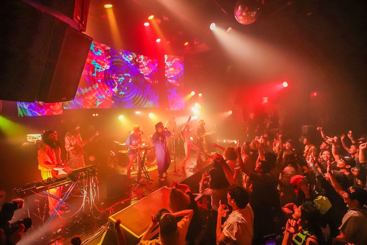SUPERJETKINOKO's tweet photo. OZORA  FESTIVAL 2025 出演決定🇭🇺
毎年ハンガリーで開催され動員数３万人以上を誇る世界三大トライバルフェスの一つ
@Ozorafestival に召喚されました！

我々の"浪速デリック"は世界に通用するのだろうか....‼︎

「それ行けキノコ！」なんて気持ちで
これからも応援よろしくお願いします！ https://t.co/JDOsahQXuX