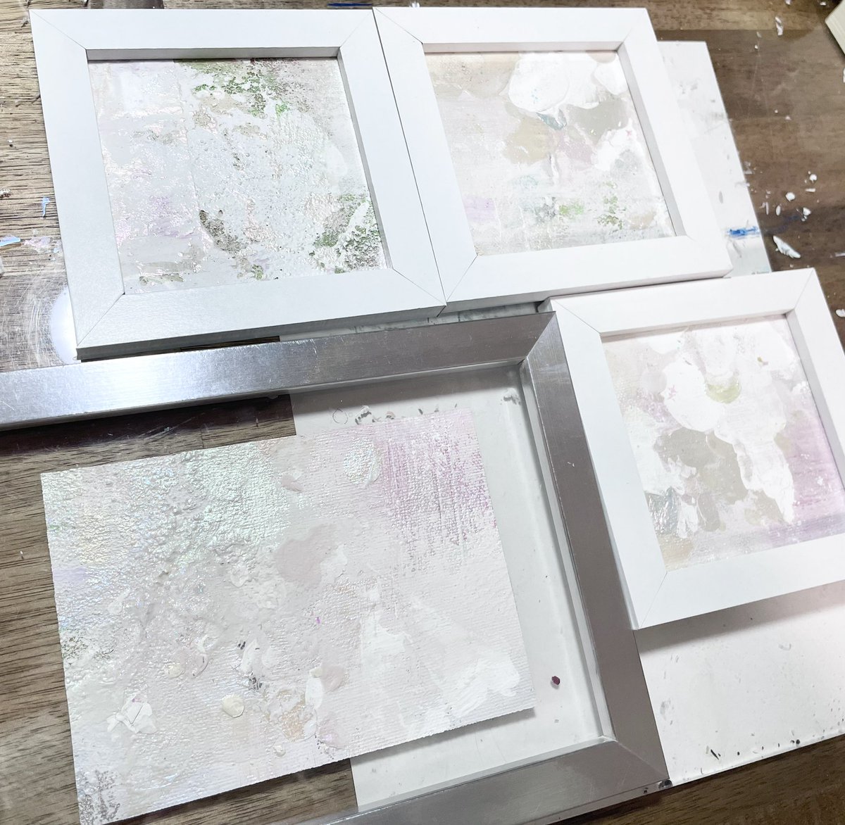 fukuokayurari's tweet photo. 明日までの個展、ドローイングが残り一点とうかがったので少しだけ追加を持っていきます。
14時過ぎに並べられるかなと思います。 https://t.co/jBCJ4GvNSJ