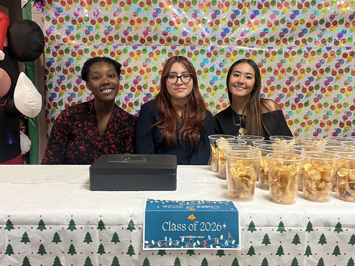 Tonight the class officers, CO’26 had the opportunity to work and represent for our schools Aztec Wonderland! 🎄☃️