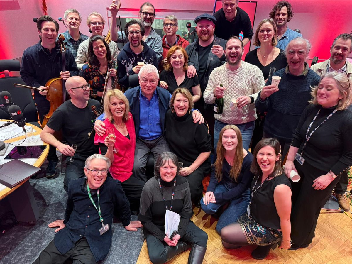 cellojohnston's tweet photo. We had a magical evening with Sean for his last @BBCInTune. It’s the end of an era. https://t.co/KTf7Vem4va