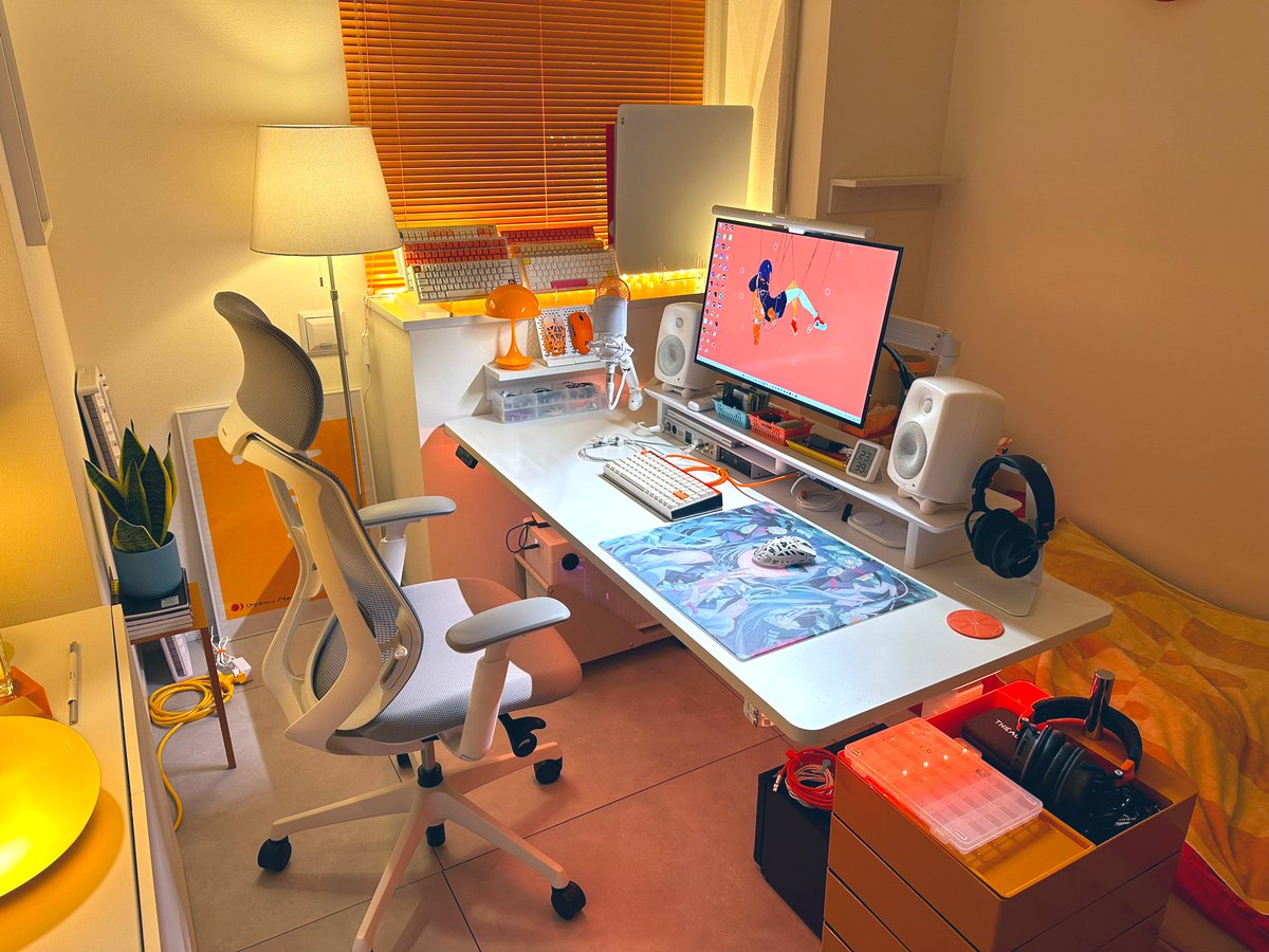 White × Orange 🍊 ブラックフライデー周辺で届いたものが増えた白