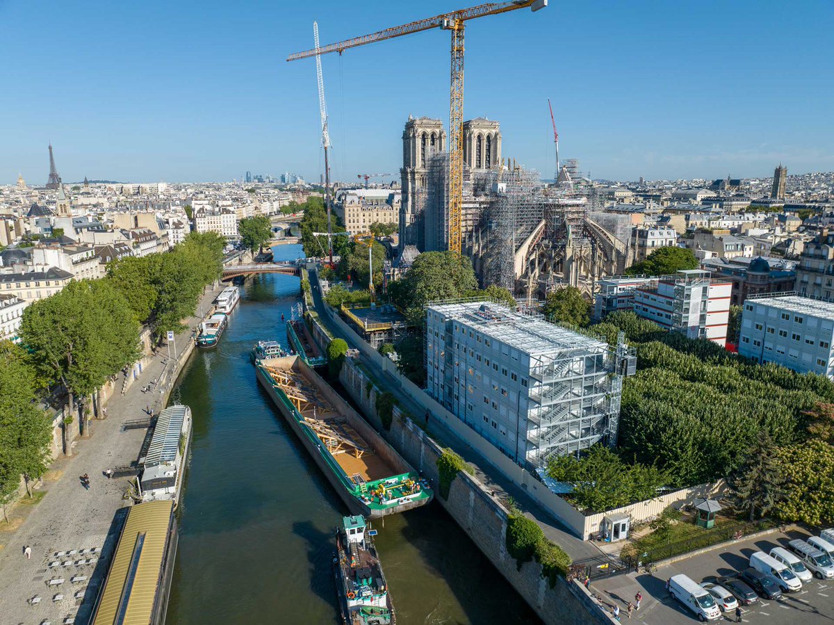 Le choix du #Fluvial pour la reconstruction de #NotreDame s’est naturellement imposé :
- Accès direct au chantier
- Transport exceptionnel sans perturbation en ❤️ de ville
- Stockage flottant 
- Bilan carbone ➕ (le fluvial, c'est 5 x - de CO2)
- Chantier livré dans les temps