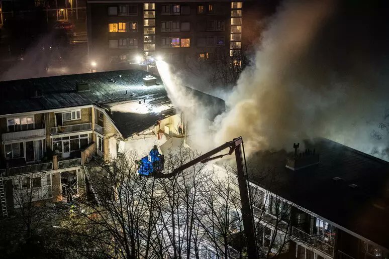 Radio1Rai's tweet image. 🔵 #PaesiBassi All'#Aia, un condominio di tre piani è parzialmente crollato a seguito di un incendio e un'esplosione. In ospedale 4 feriti, si cercano eventuali dispersi. Lo riferiscono i vigili del fuoco. Ancora ignote le cause dell'accaduto
Foto Ansa