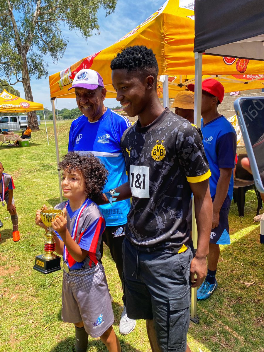 Football__Stage's tweet photo. Augusto Palacios Apprentice Academy End of Season Awards 

Orlando Pirates DDC striker Sphamandla Msezane who joined joined the Palacios Academy when he was 13 and spent two years here before moving to Orlando Pirates is here to give a word of encouragement to the kids. https://t.co/Ri4jOPmTk8