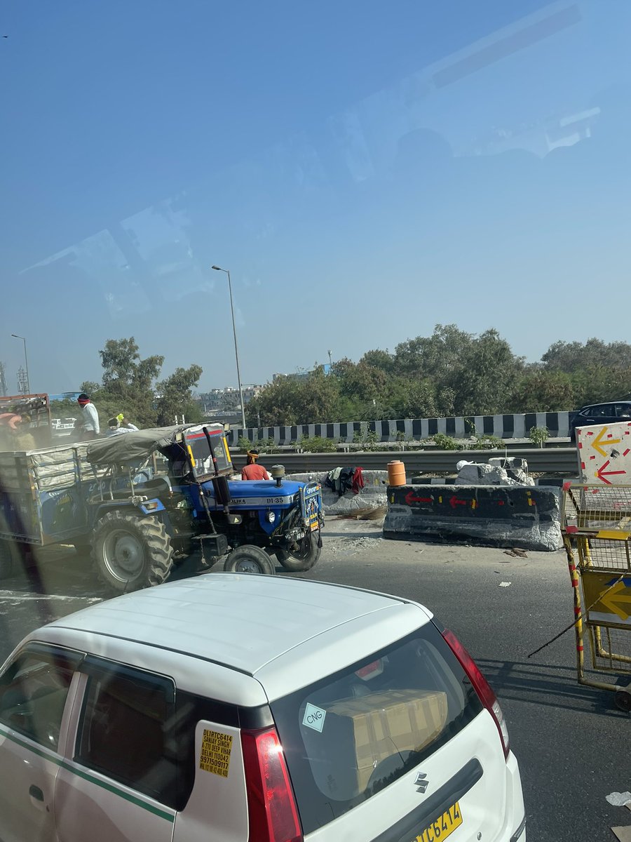 vijaita's tweet photo. Delhi Police prepares for farmers #singhu border https://t.co/aIrrCnj25F