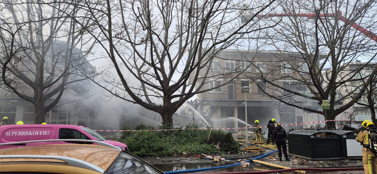 Een deel van een flat is weggeslagen na een explosie in Den Haag. Het doet me denken als de explosie in Schammenkamp Rotterdam afgelopen jaar.