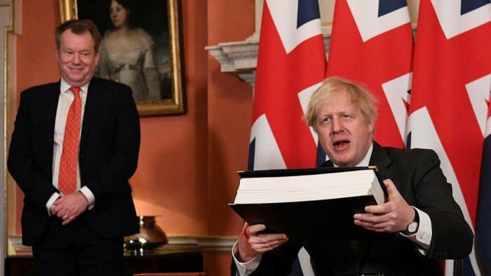 TStandfield1789's tweet photo. "Taking back control."
All UK labs that test and certify chemicals used to purify drinking water have shut down.
Tap water safety is now at risk as UK isolation means chemicals can no longer be tested in the EU.
@BorisJohnson @DavidGHFrost @Conservatives 
Clean water?
Who cares! https://t.co/ojTQxxGCsc
