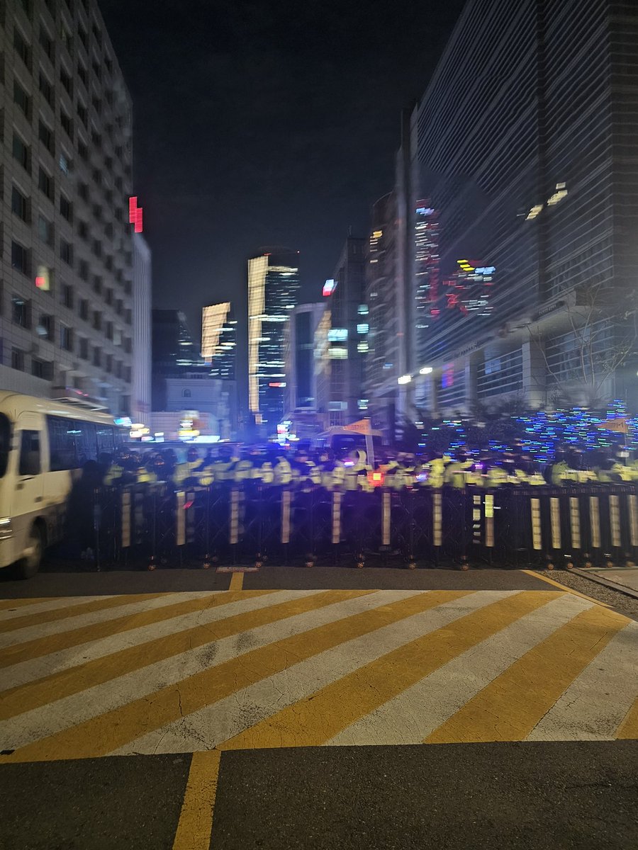 와중에 쫄리긴 하는지
당사앞에 접근 못 하게 막아논 거 ㅈㄴ 추하다
쓰레기새끼들