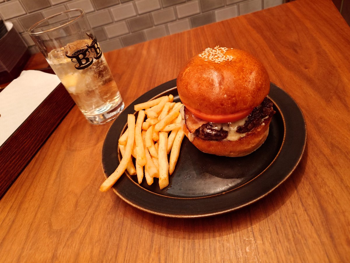 bell_wind's tweet photo. パティが美味しい。
ハンバーガー最高!
#ブラッカウズ #blacows #ハンバーガー #hamburger #代官山 https://t.co/7f0wf0MIIV