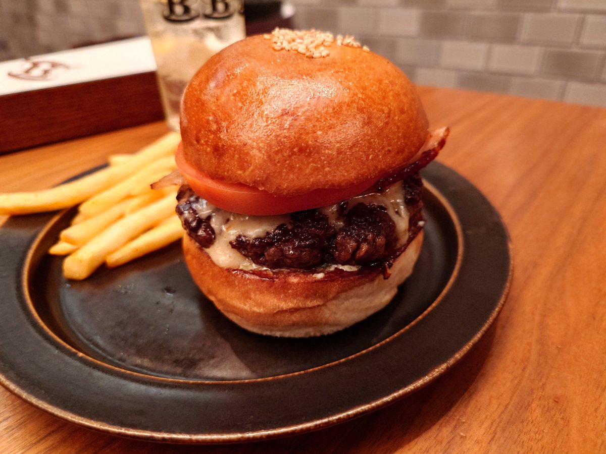 bell_wind's tweet photo. パティが美味しい。
ハンバーガー最高!
#ブラッカウズ #blacows #ハンバーガー #hamburger #代官山 https://t.co/7f0wf0MIIV