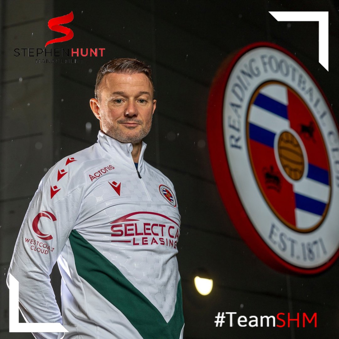 TeamSHM_'s tweet photo. Noel Hunt 🤝 @ReadingFC 🔵⚪️

A proud moment for @Noelhunt20 and his family after all his hard work with the 21s, and delighted to play a part 👏

#ReadingFC #NH #TeamSHM https://t.co/u8S6p0gB04