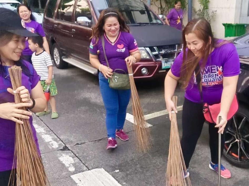 bsapasig's tweet image. TINGNAN: Cleanup Drive in line with 18-Day Campaign to End VAW. 🍂🧹 Sama-sama ang mga kababaihan para panitilihin ang kalinisan sa @bsapasig. ✅ Through this activity, nagpamalas sila ng malasakit 💚 at nagkaroon tayo ng avenue to promote empowerment. 🙋🏻‍♀️🙋🏻

#CleanupDrive #EndVAW