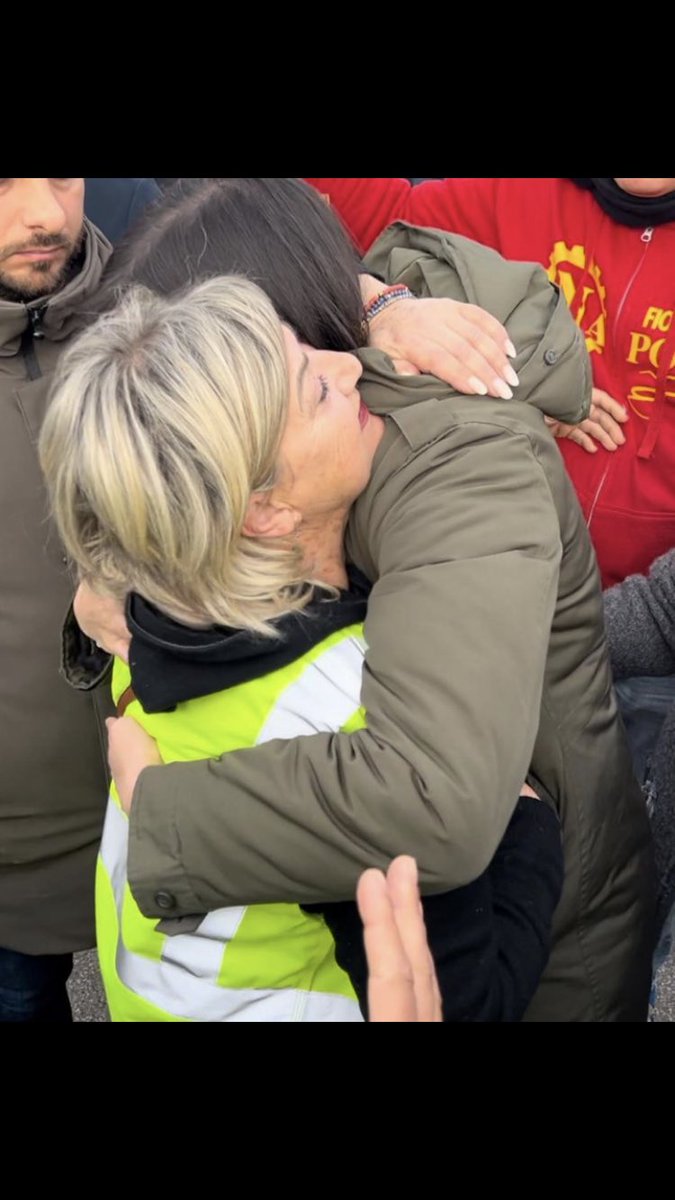 a Pimigliano gli operai abbracciano elly.
pensa che coglioni.
abbracciano il partito che in europa ha votato le leggi che hanno ucciso l’industria automobilistica