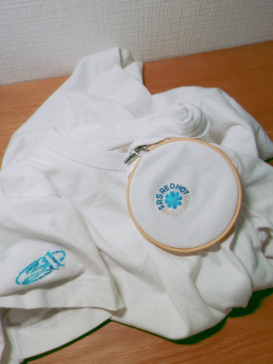 Er2gbKnHYqFHDNV's tweet image. 以前311のロゴを練習したTシャツに今度はレッチリを刺繍中。DとOの違いがほぼ無いとか全体的にもド素人😓タトゥー次々に入れる感覚分かるような気が、、
#刺繍 #RedHotChiliPeppars #threeeleven