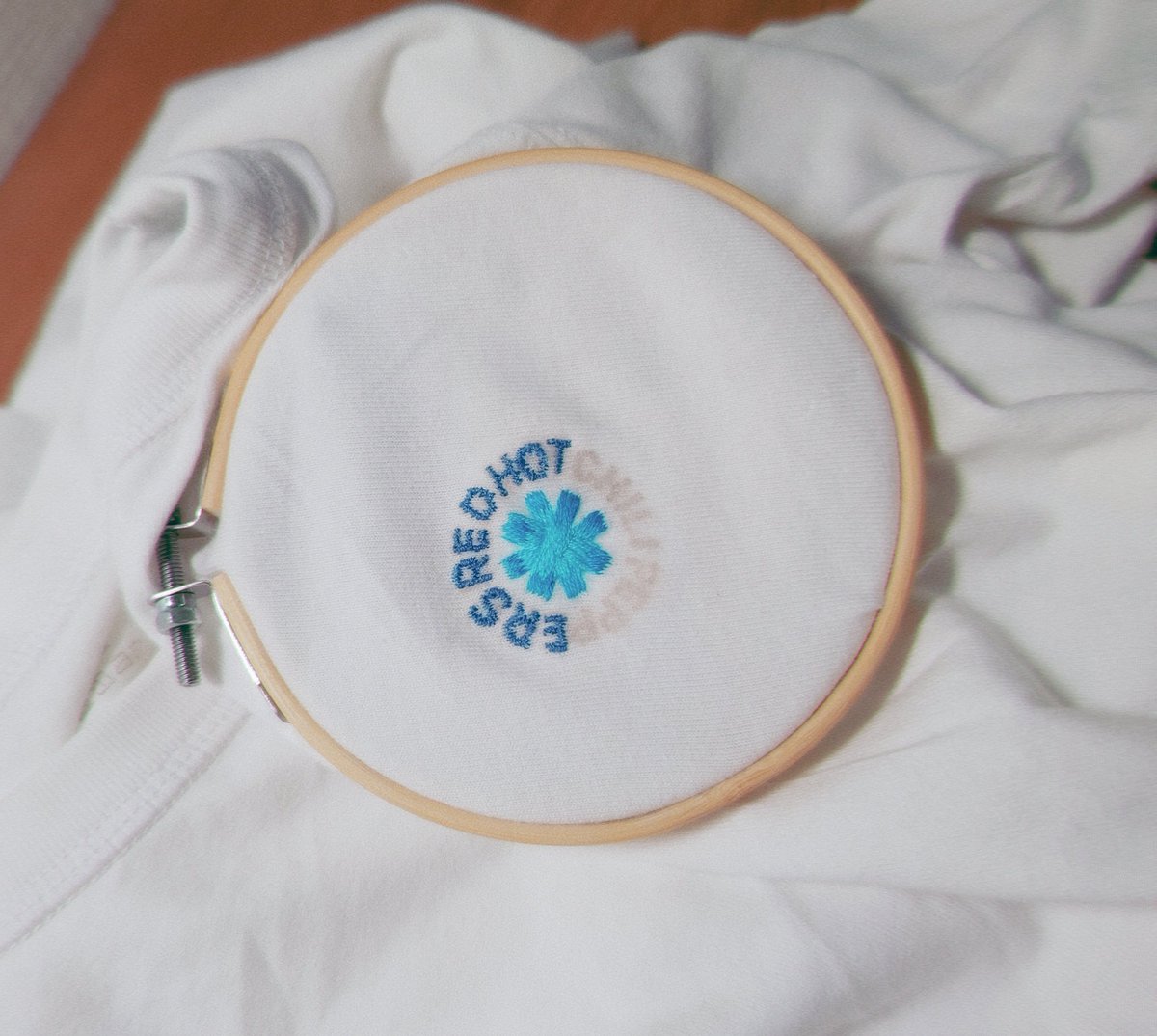 Er2gbKnHYqFHDNV's tweet image. 以前311のロゴを練習したTシャツに今度はレッチリを刺繍中。DとOの違いがほぼ無いとか全体的にもド素人😓タトゥー次々に入れる感覚分かるような気が、、
#刺繍 #RedHotChiliPeppars #threeeleven