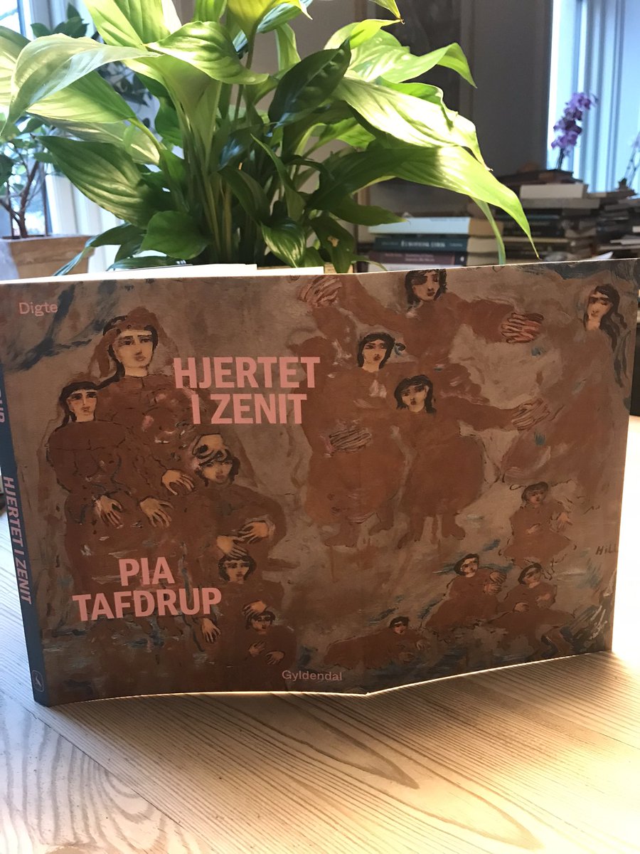 tafdrup1's tweet photo. Digte findes. Her HJERTET I ZENIT. Hænder kan give eller berøve, kærtegne eller knuge hårdt, velsigne eller kvæle. Forside: Carl Fredrik Hill. https://t.co/MrU2XDSBl3