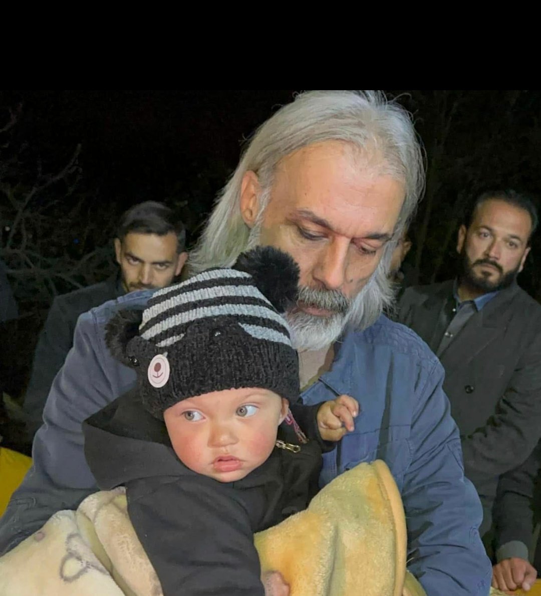 FaisalAminKhan's tweet photo. This little angel's father was killed in cold blood by the fascist regime.
His "crime":
Exercising his Constitutional Right to express his political opinion, be counted &amp; dreaming of a Free Pakistan.
May the perpetrators of this heinous crime rot in Hell.
#گولی_کیوں_چلائی https://t.co/4NNIo8uDbR