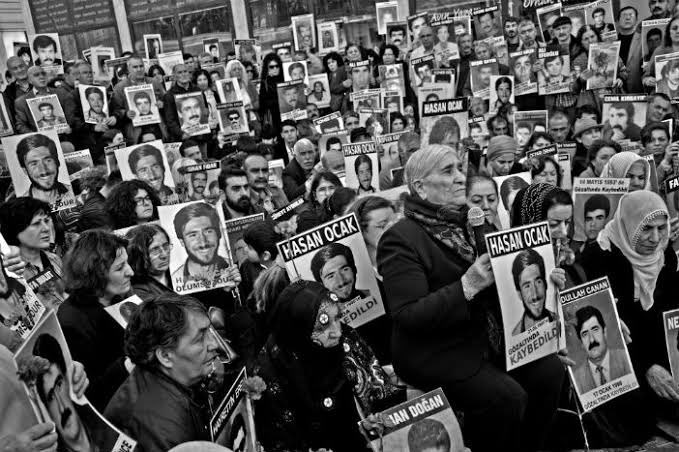 iyawelat11's tweet image. “Evlada olan hasretin ne olduğunu hasret çeken annelere sorun..”
Ah! Özlem ve hasretle kavrulan anneler.!
Bunu örgütleyen eyleme dönüştüren Anneler çığlığınız zalime korkudur..
#Cumartesianneleri 
#kayyumgasptır 
#RojavaDileMeYe 
#RojinİçinAdalet 
#narinindavasıhepimizin