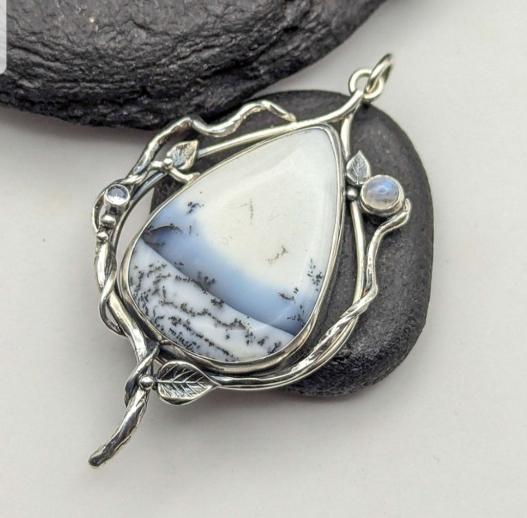 UKGiftHour tweet picture