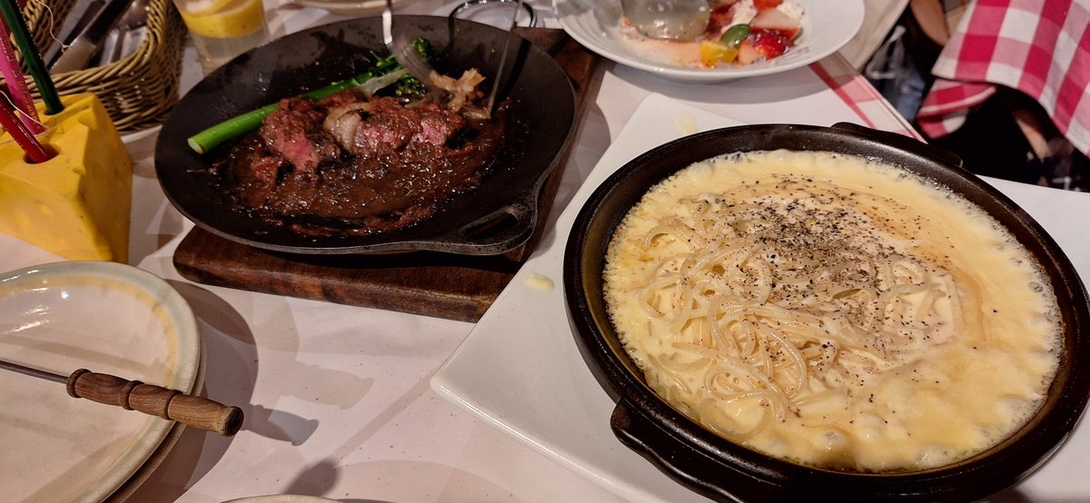 9k1WWgAiZI8oDjY's tweet photo. 夜はCheese Cafe
チーズフォンデュ🫕🧀などチーズ生パスタ✨牛ステーキ🥩めっちゃ美味しかった😋
また来たいな🎵
#お買いものパンダshop
#HYDE
#ラルクの新曲
#CheeseCafe https://t.co/bdJJZM0a2Z