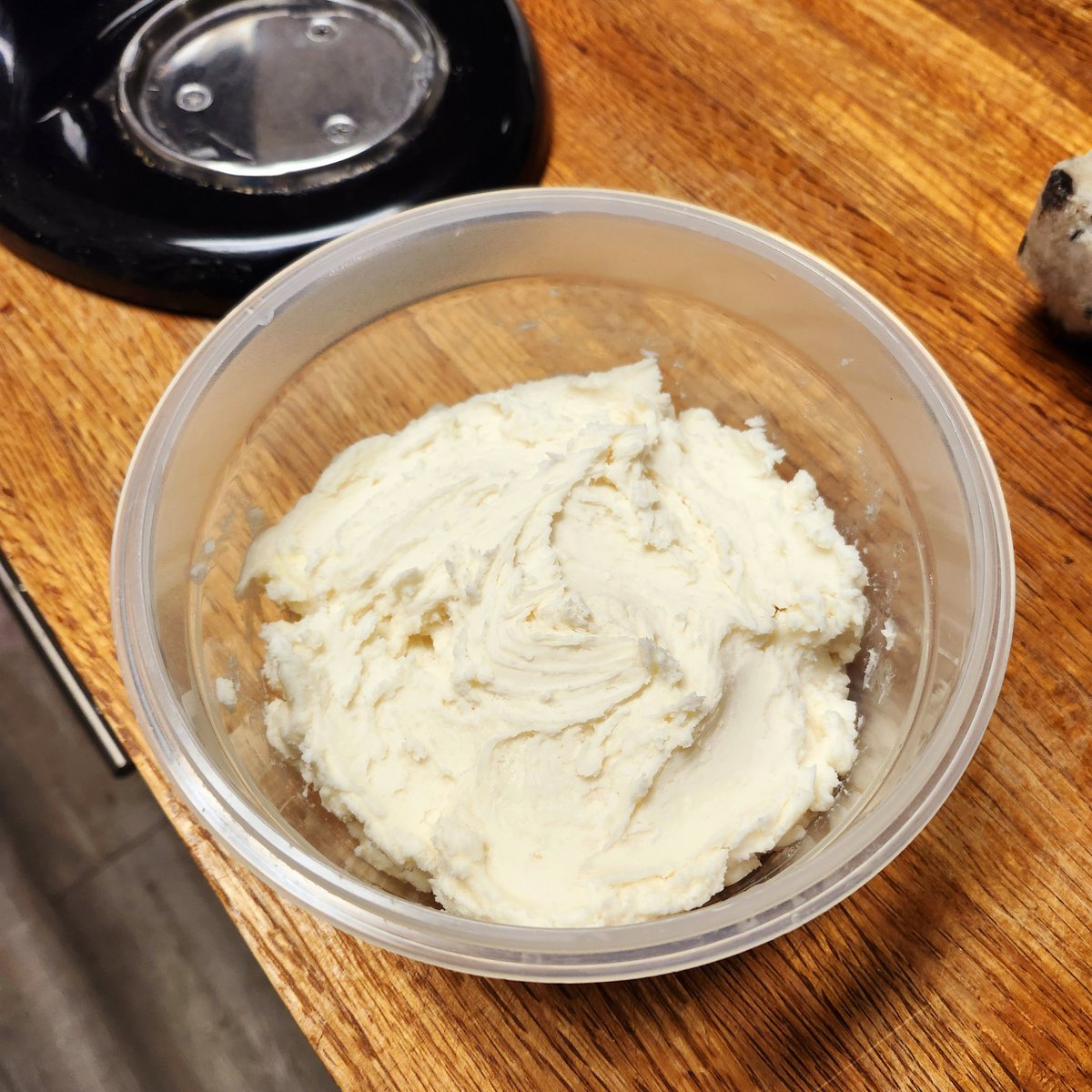 JumpyJihyo's tweet image. another flawless batch of buttercream down :)