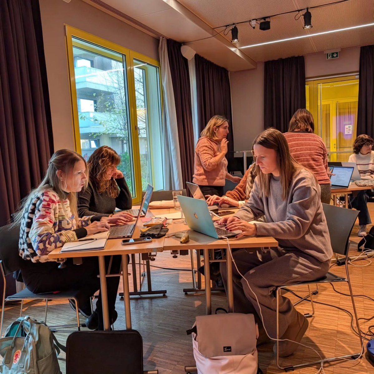 ErasmusMFortuny's tweet photo. Tanquem la formació a #Viena 🇦🇹 aprofundint en la intel•ligència artificial 💾 de la mà de dos professionals, @azuvazgut i Vanessa Lusa, de @escuela21org

#erasmusplus #sepie #IA #inclusió
@sepie_gob https://t.co/70pel1SxHv