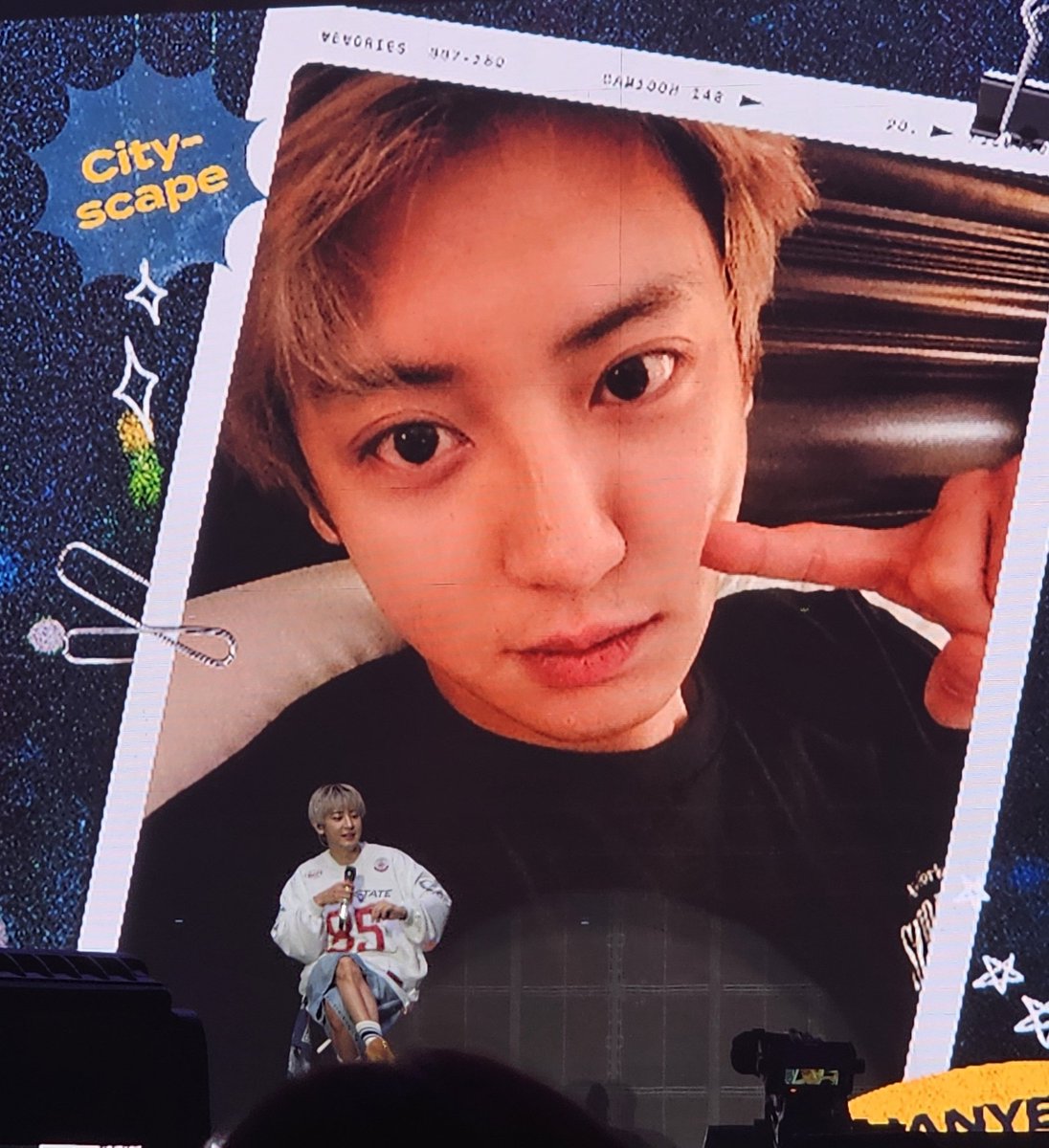 A photo Chanyeol took after going back to the hotel yesterday before sleeping. He had a very busy day yesterday, but he said:  "despite that, i'm still pretty, right?"