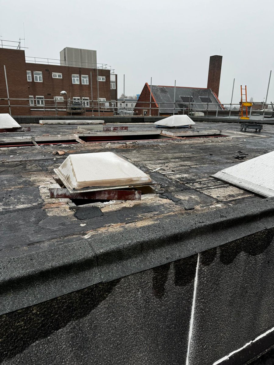 Huck_Construct's tweet photo. Making good progress on site at Leigh Infirmary, removing existing RAAC on 7 roofs across the site and installing new roof structure and flat roof covering

#RAAC #NHS #Leigh #Construction #Roofing https://t.co/hRPgIMuPeO