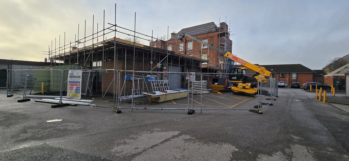 Huck_Construct's tweet photo. Making good progress on site at Leigh Infirmary, removing existing RAAC on 7 roofs across the site and installing new roof structure and flat roof covering

#RAAC #NHS #Leigh #Construction #Roofing https://t.co/hRPgIMuPeO
