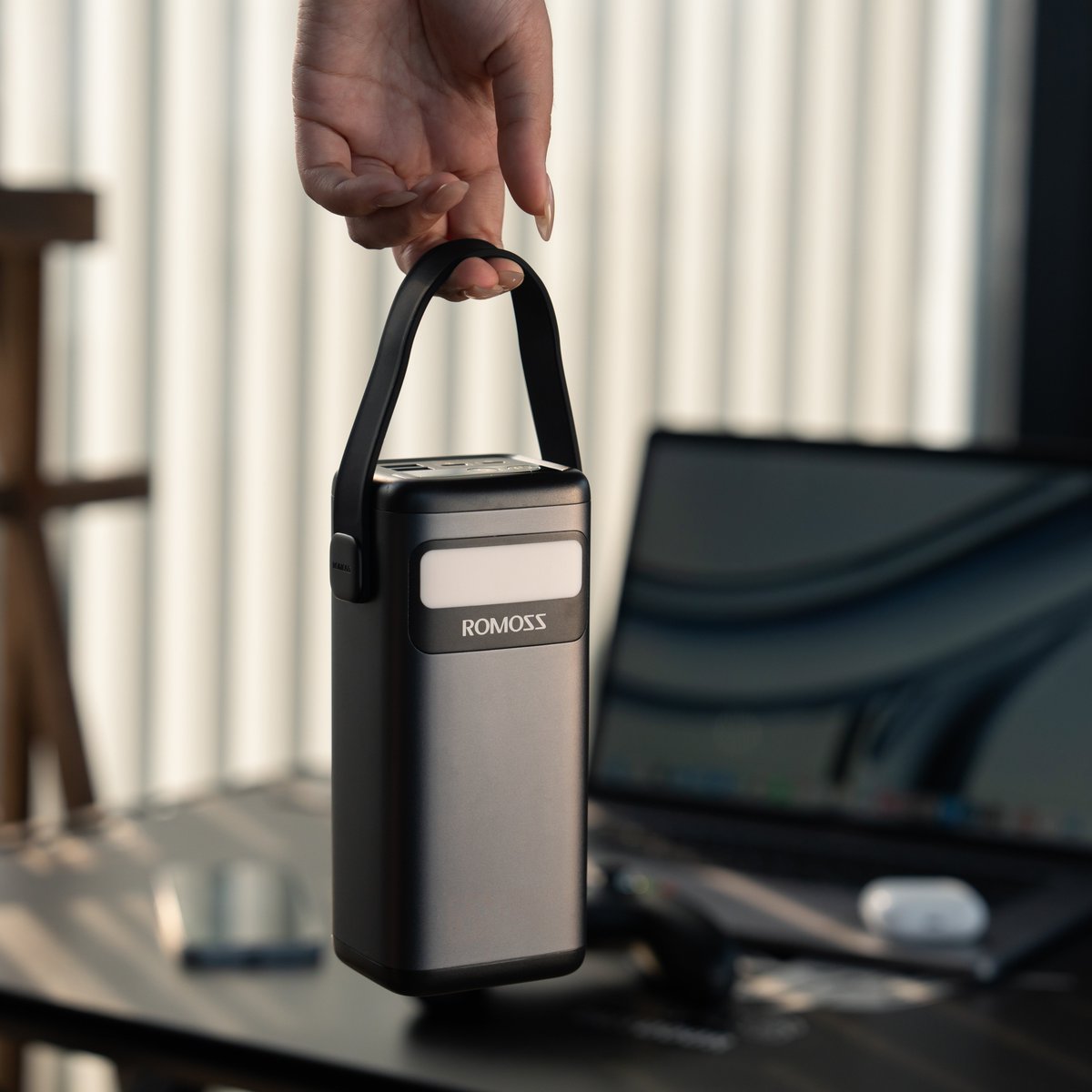 romoss_official's tweet photo. Just grab and go! That's ROMOSS EZCarry 40000mAh power bank.

#ROMOSS #romosspowerbank #Powerbank https://t.co/4xZRSXrolN