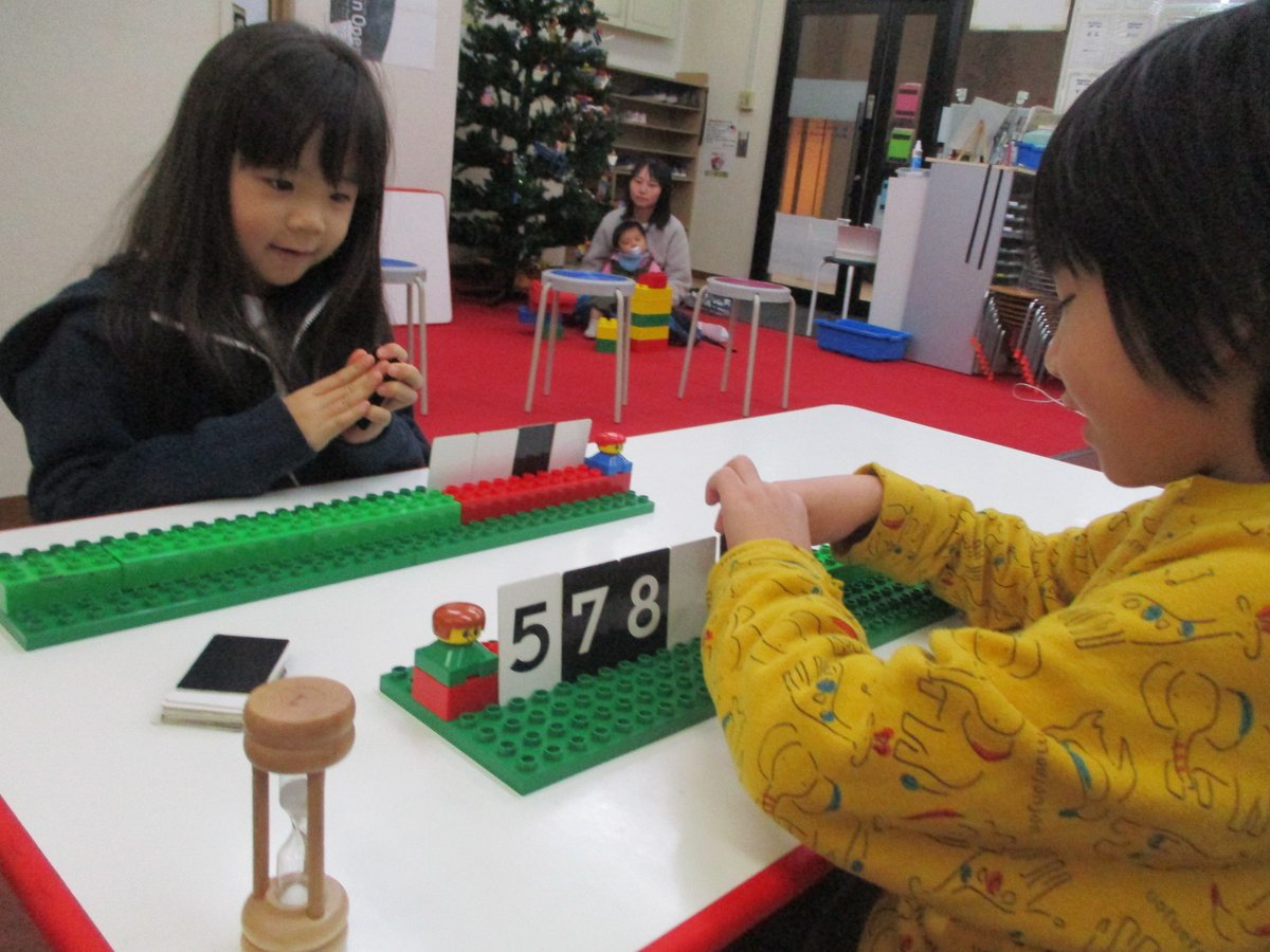 TruthAcademy2's tweet photo. 【冬休みサイエンス講座】年中・年長
頭のよくなるゲーム 「アルゴ大会」　（８0分）
数字が書かれたカードを小さい方から順に伏せて並べ、相手のカードの数を全部当てれば勝ち、という数の推理ゲーム。ぜひ参戦を！
https://t.co/r9h2XUfh6n
#幼児 #算数 #アルゴ #推理 #ゲーム https://t.co/Nzxh8N1Kno