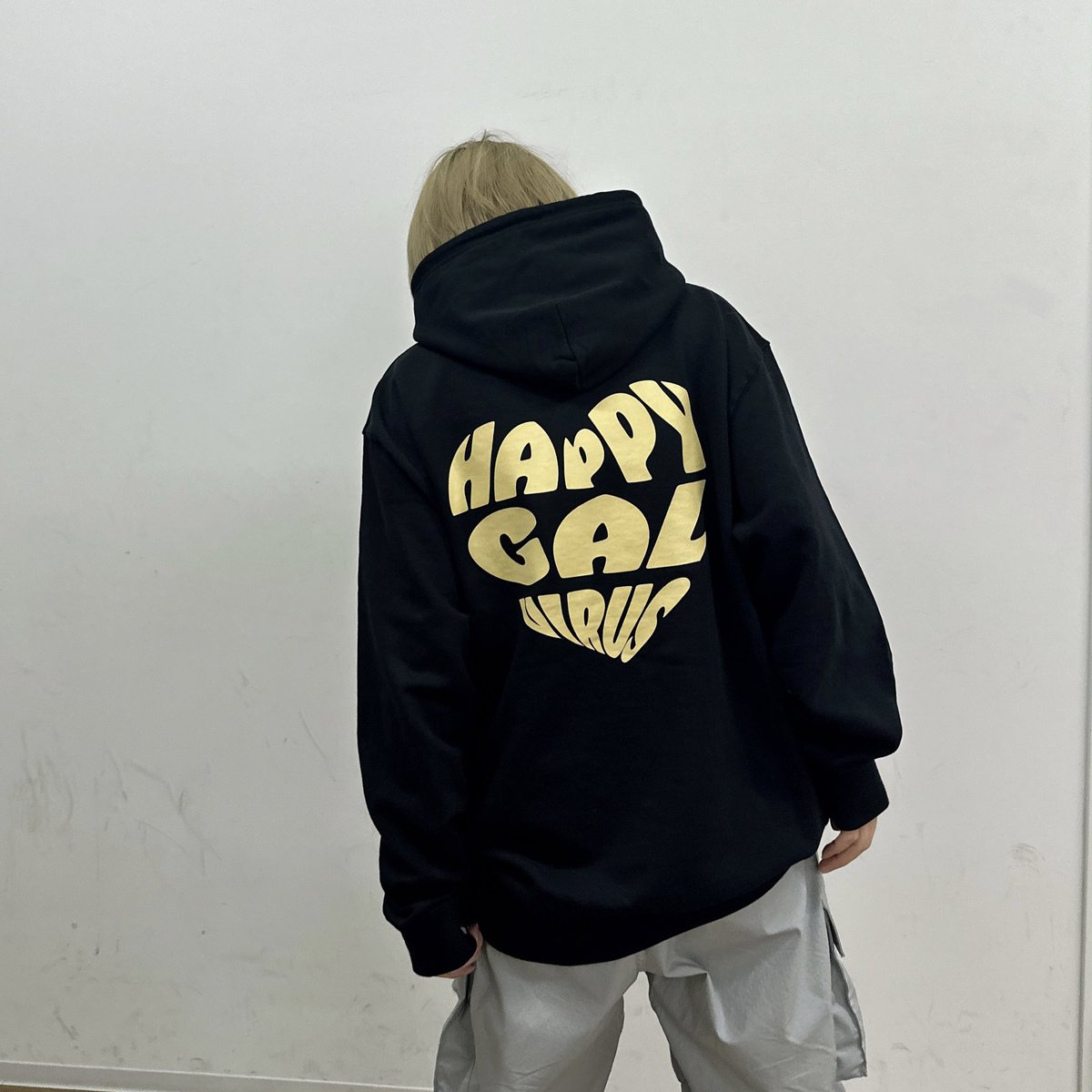 パーカーだけ先に届いて 早速ミリに着てもらったぁ〜🖤🦋 めっちゃ