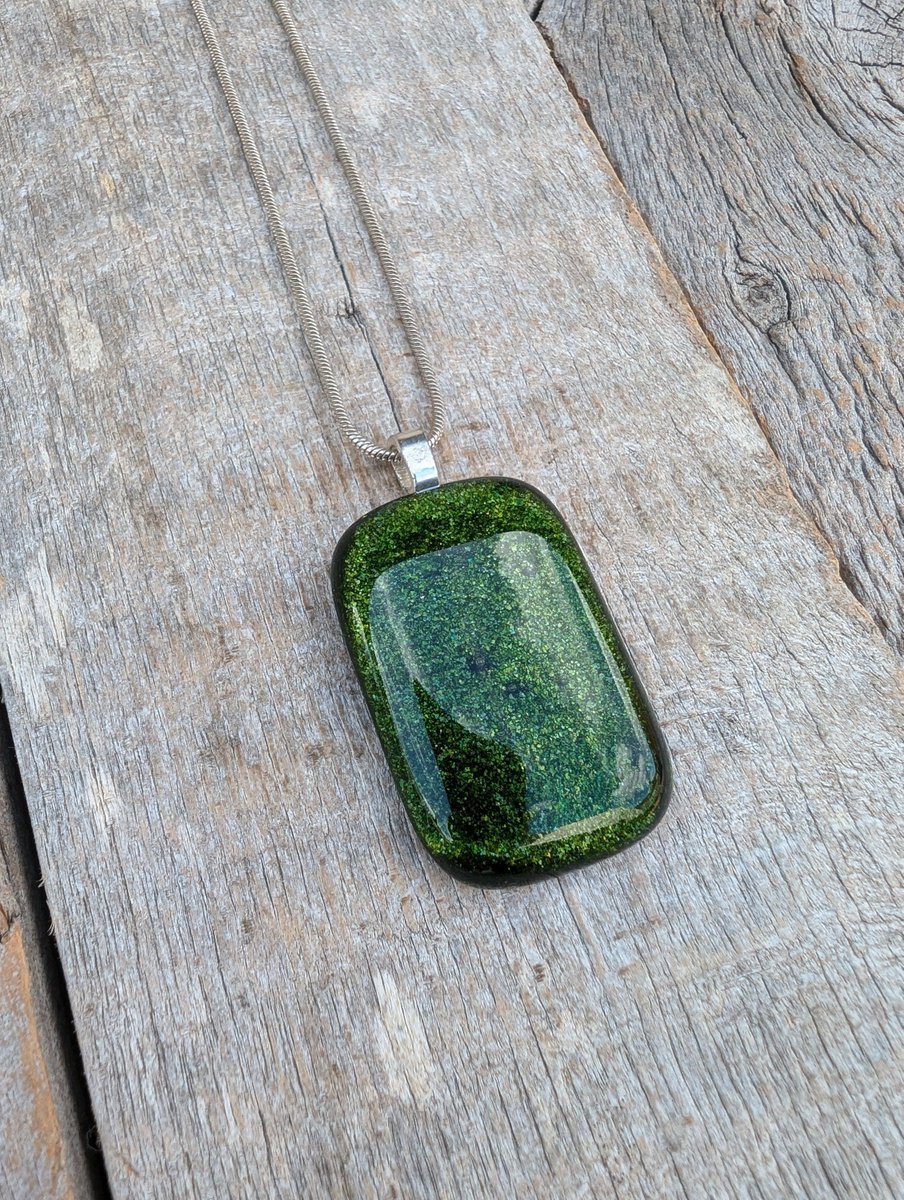 Samphireglass's tweet photo. Amazing sparkling green fused glass necklace. Wonderful festive feel and design to this pendant. Lovely gift ideas for Xmas. 

#ukgiftam #ukgifthour #handmade #etsy #shopindie #giftideas #etsyuk

https://t.co/FPSBUXBGV1 https://t.co/EKwM8mjmbw