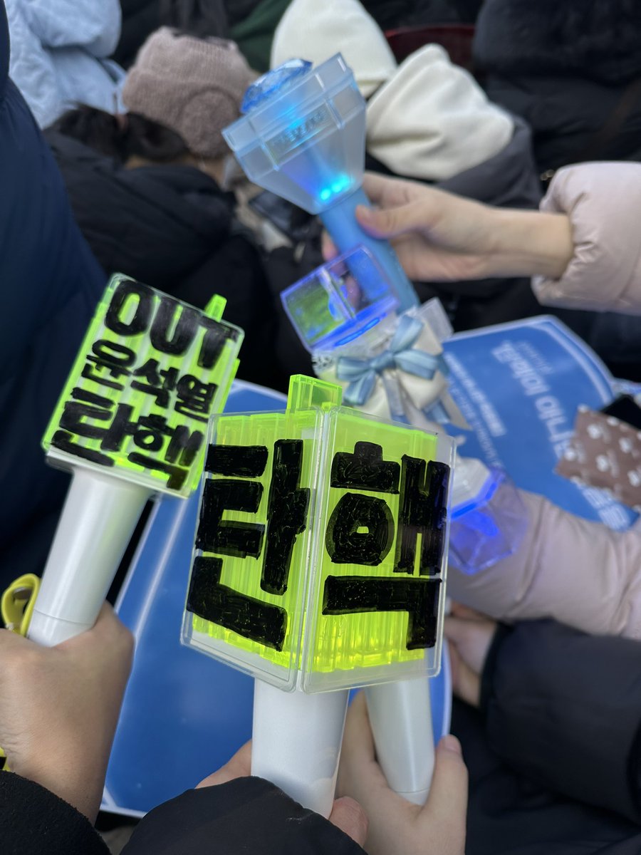 응원봉을 들고 뛰쳐나온 여성들