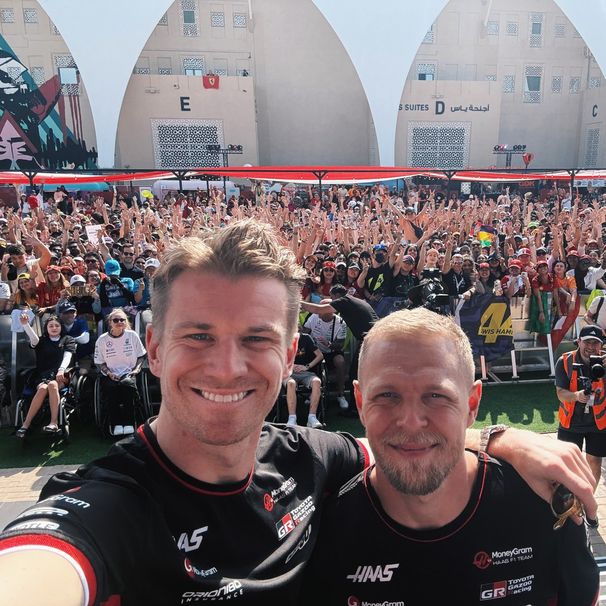 HaasF1Team's tweet photo. Smiles for one final selfie 🤳 🤩

#HaasF1 #F1 #AbuDhabiGP https://t.co/znRmWlqrkb