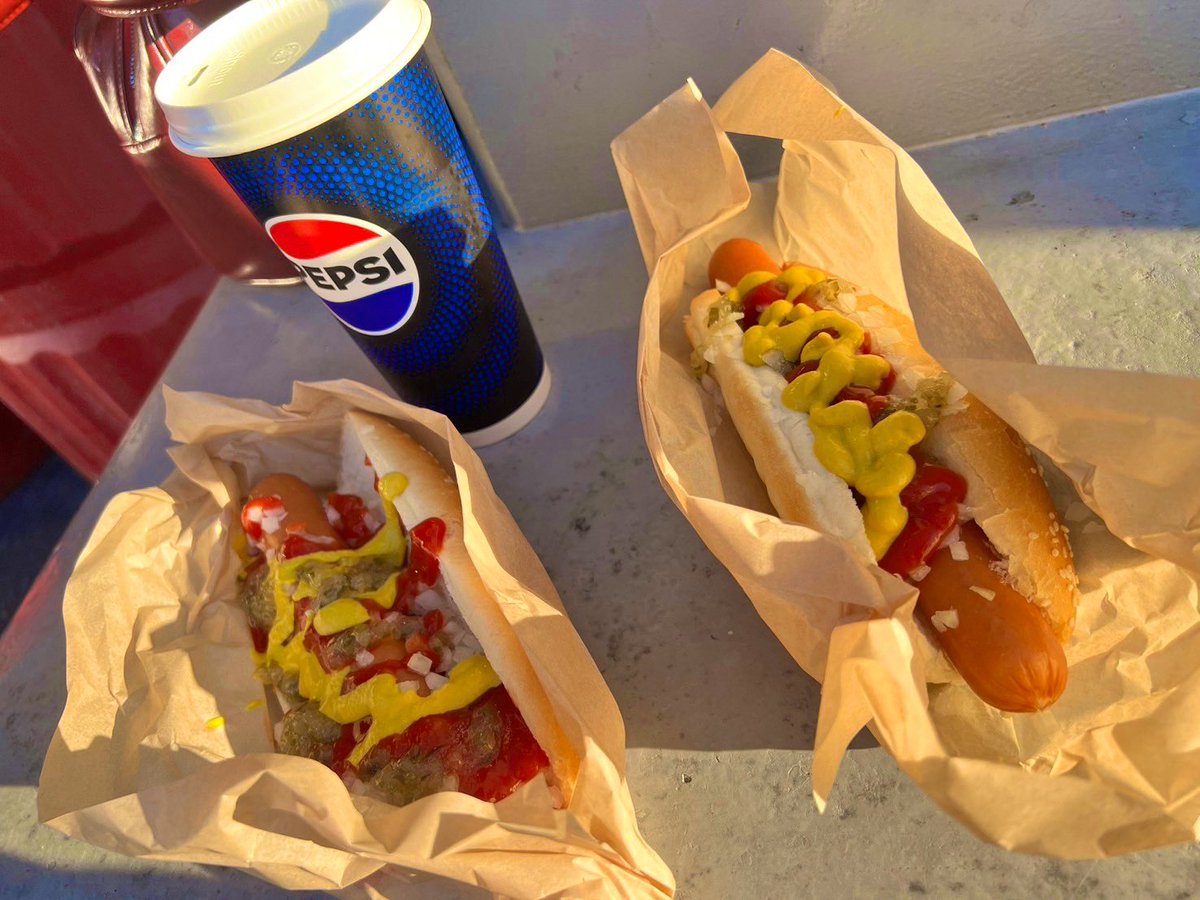 RokMemory's tweet image. 友達とクリスマスパーティー✨

コストコ初めて行ったけど広いし安いw
お酒だけでどんだけあるのー！

終わりに180円でホットドッグとドリンクセット食べれて幸せ...!!
次回はプルコギ食べるので誰か誘ってください！(会員カード持ってます)

帰りの高速でマリッジアワー風?の景色で最高でしたたたた