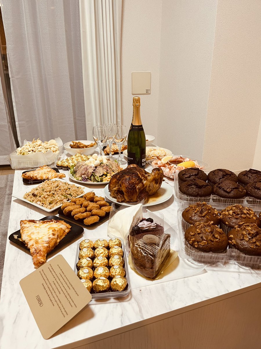 RokMemory's tweet image. 友達とクリスマスパーティー✨

コストコ初めて行ったけど広いし安いw
お酒だけでどんだけあるのー！

終わりに180円でホットドッグとドリンクセット食べれて幸せ...!!
次回はプルコギ食べるので誰か誘ってください！(会員カード持ってます)

帰りの高速でマリッジアワー風?の景色で最高でしたたたた