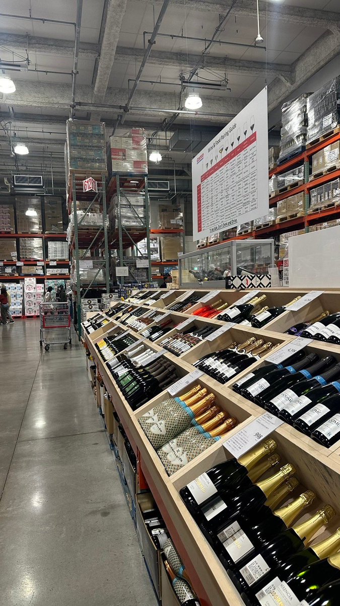 RokMemory's tweet image. 友達とクリスマスパーティー✨

コストコ初めて行ったけど広いし安いw
お酒だけでどんだけあるのー！

終わりに180円でホットドッグとドリンクセット食べれて幸せ...!!
次回はプルコギ食べるので誰か誘ってください！(会員カード持ってます)

帰りの高速でマリッジアワー風?の景色で最高でしたたたた