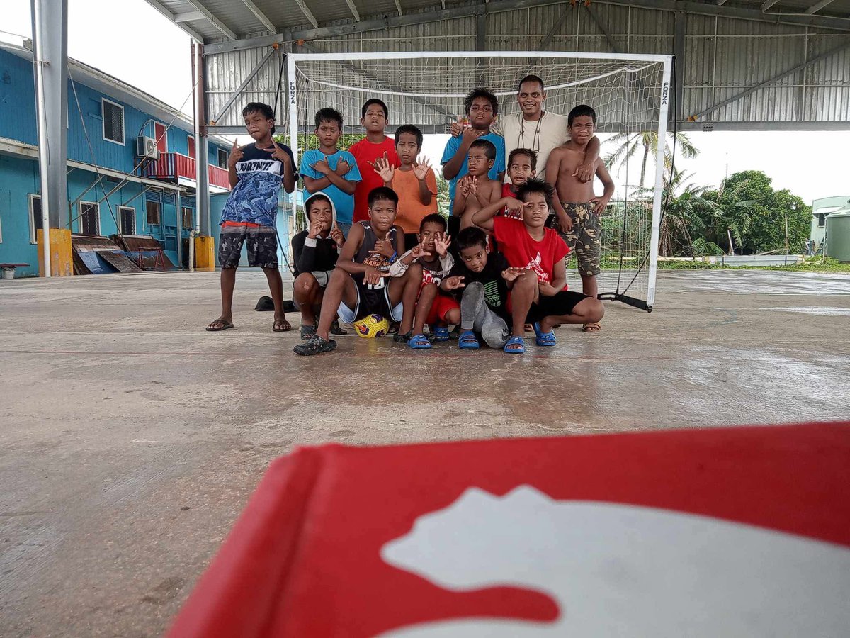 Farewell to coach Leander - taking on his last Saturday morning kid’s session in Majuro before leaving for the US.

This kind of activity goes under the radar but we’re trying to embed soccer into the fabric of society. Every week, without fail.

Kommol Leander 🙏🇲🇭