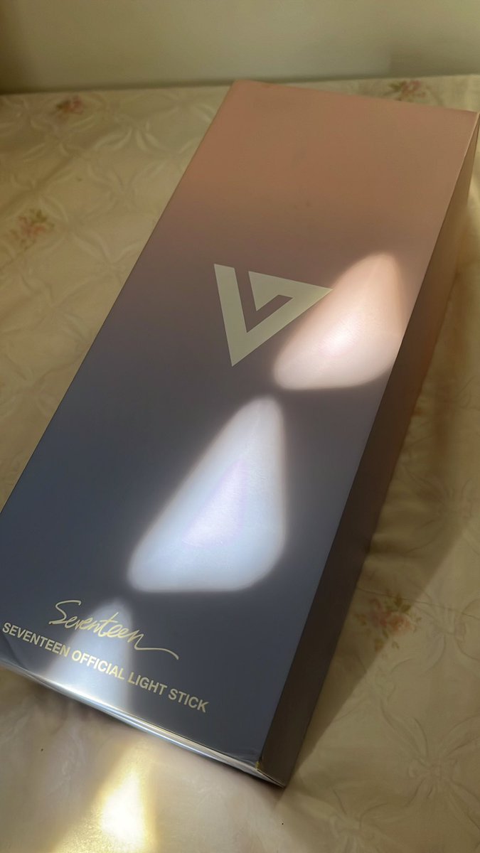 alweys_es's tweet photo. WTS LFB

Seventeen Carat Bong Ver 1
w/ kim mingyu decal
w/ wrist strap included

FOR 1.1k php only
In good condition - LS
Secondhand
DM me if interested.

I bought it with no inner support for the ls, I just diy-ed what’s in the photo. https://t.co/zvuiuwGNwq