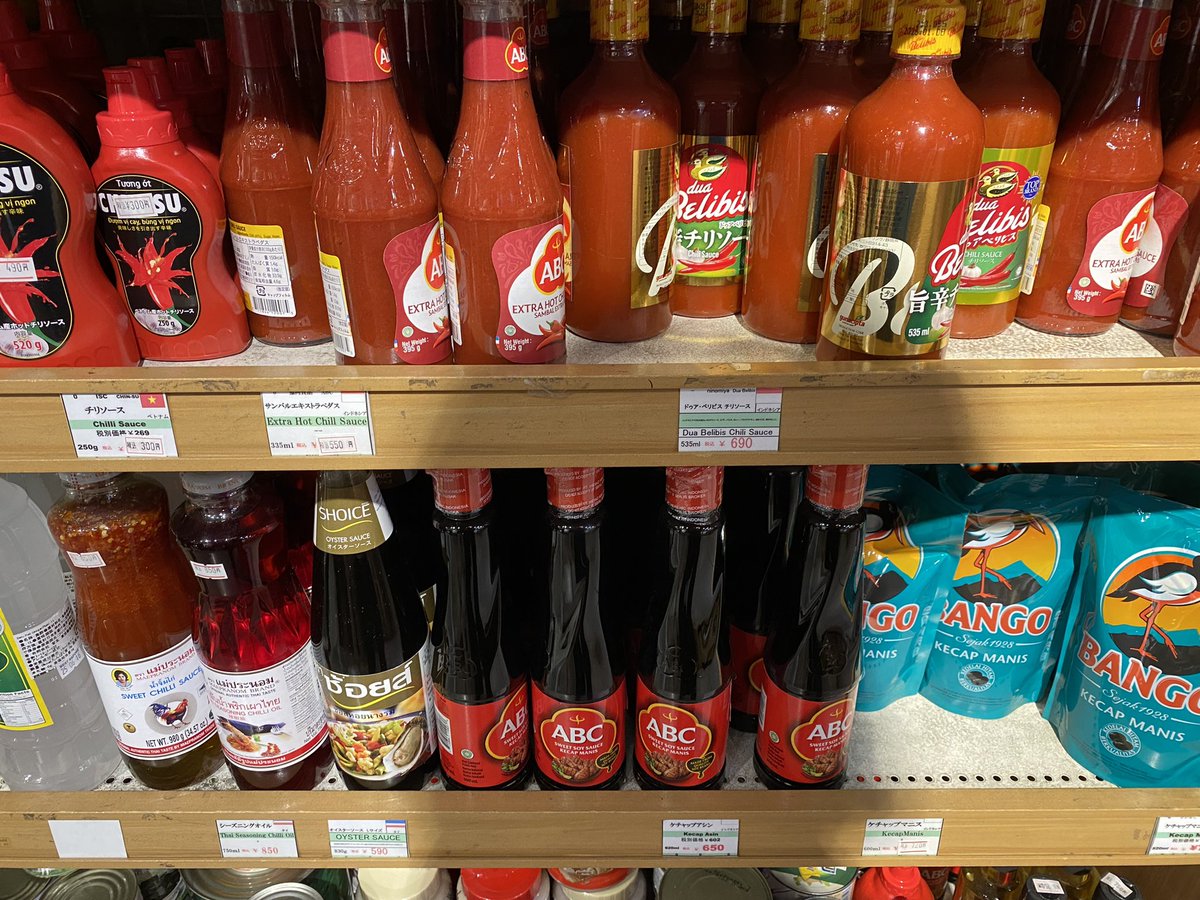 WalkInCikarang's tweet photo. 久しぶりに名古屋の大須商店街をブラブラ。
ますます国際色豊かなエリアになっていました。
Kaseryaというアジア食材店でBamboeを発見。Soto BetawiとRendangは無かったものの、Soto ayam とRawonがあって一安心。
🇮🇩食品は他にSambalとKecap manis/asin、ヤギ肉がありました。 https://t.co/Z7LM4DeIrr