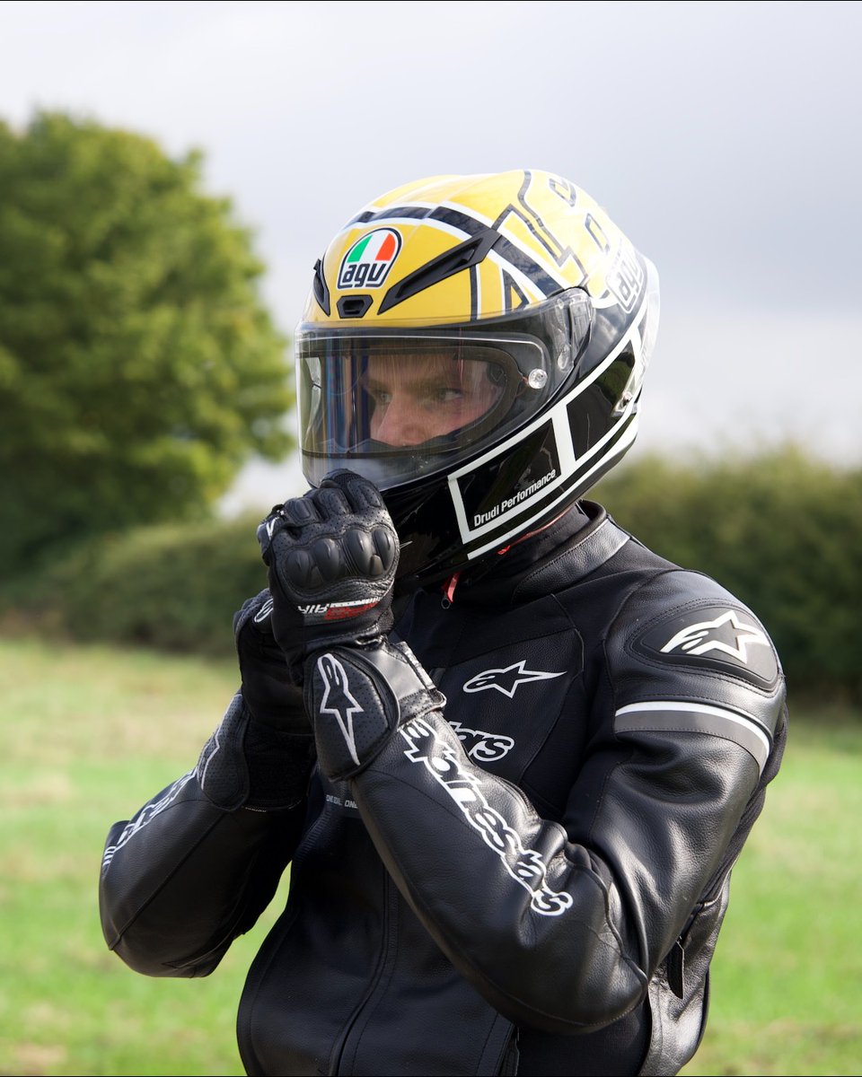 Diamondcoatings's tweet photo. Why shouldn't we have the same control for our visors as we do for our car windscreens: press a button and see clearly. 👌 

#visin #heated #visor #bikerlife https://t.co/Gzv6P0lUBn