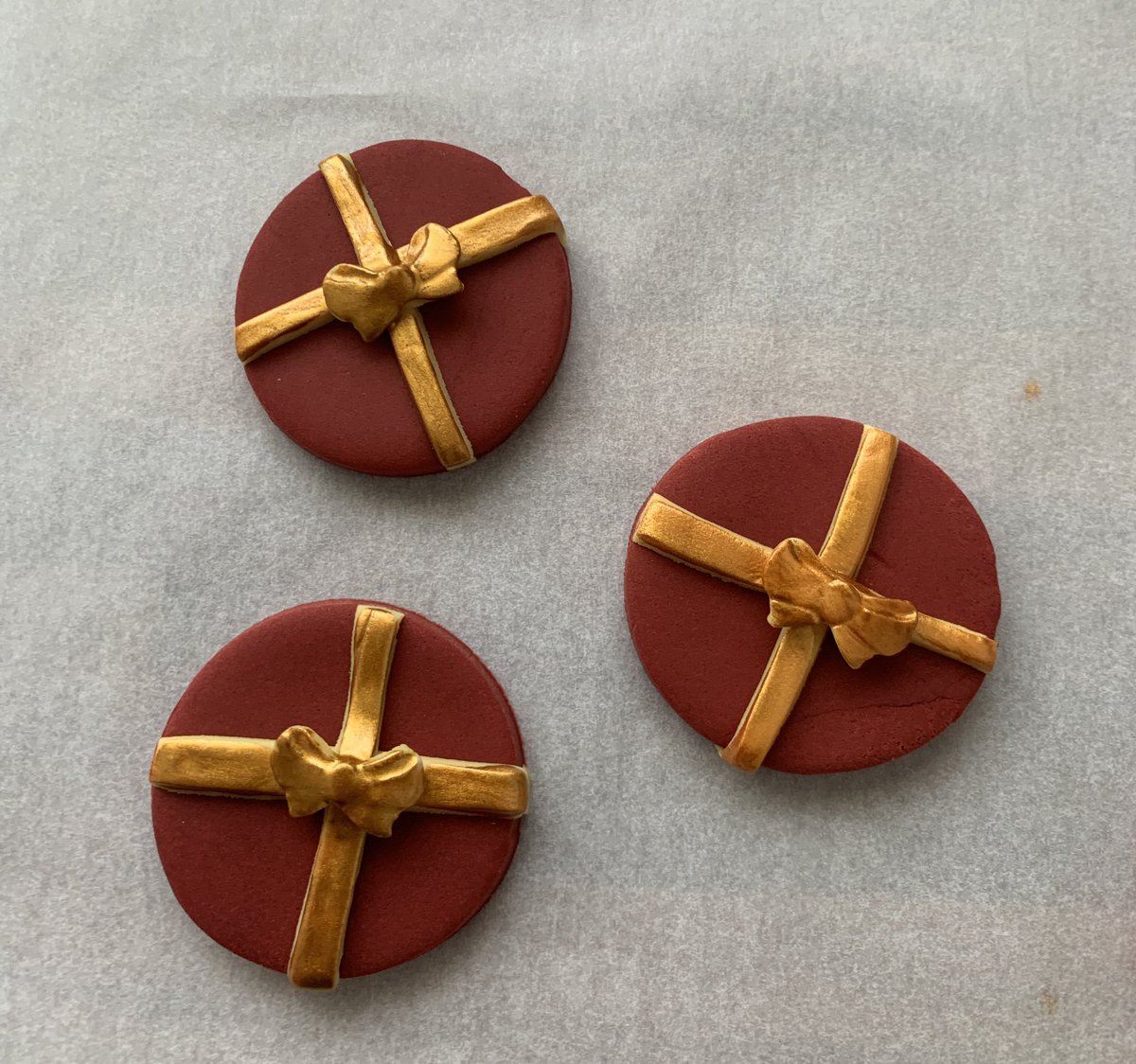 marybethxx6's tweet image. A little bit more Christmas prep … #minichristmascakes #toppers #fondant 🎄🎄🎄