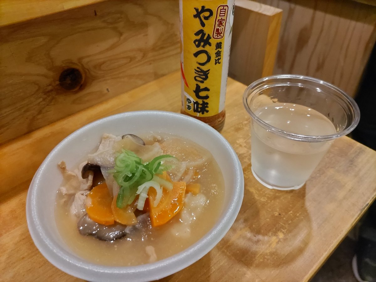 Ryu111273109's tweet photo. クリスマス点灯式!!
お酒は、群馬県産の鳳凰美田!!
フルーティーで甘めの日本酒だけど口当たりは柔らか��美味し〜い!!
だご汁はRIKAの特製でコレも最&高!!
#八幡西区
#黒崎
#ソラソーヨ
#立ち飲み
#StandingBar
#クリスマス https://t.co/R2ZL3noP3T