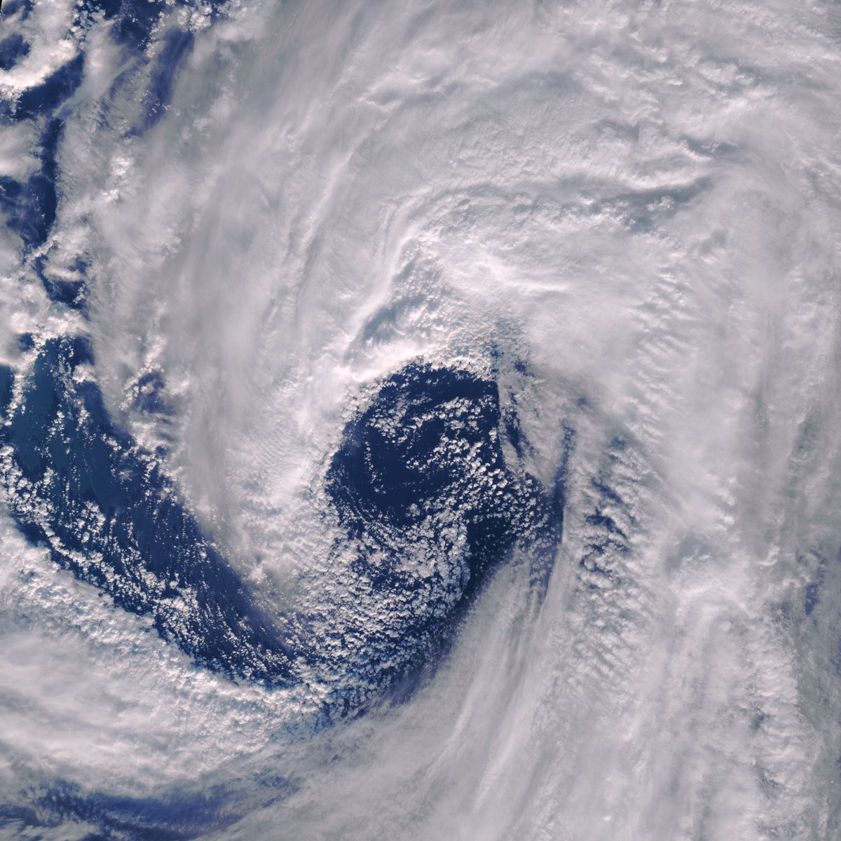 YouStormorg's tweet image. We got lucky with #Sentinel2 🛰️passing directly over the rather savage looking polar cyclone (animation posted earlier) east of Sakhalin, #Russia today. #polarlow