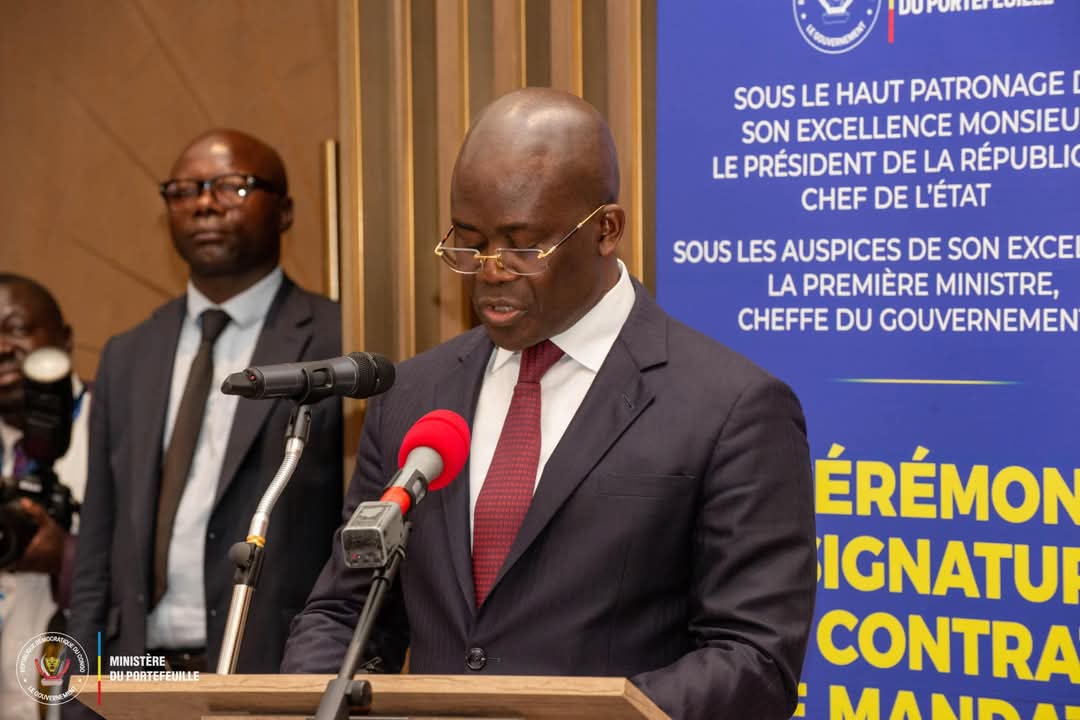C'est fort de cette situation que le Décret de la PM <a href="/SuminwaJudith/">Judith SUMINWA TULUKA</a> proposé par le ministre du Portefeuille <a href="/JeanlucienB/">JEAN LUCIEN BUSSA</a> vient au bon moment pour mettre fin au cumul sélectif des avantages. Ce qui appelle, par voie de conséquence, la réduction du train de vie dns le Portefeuille