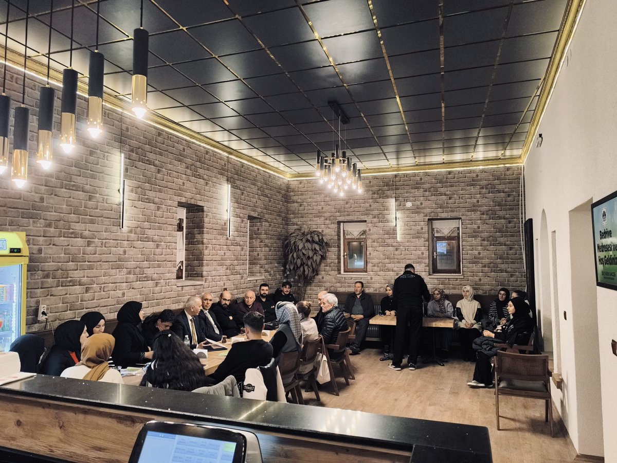 AsuFef's tweet photo. Konferans akşamında Bedriye Medresesi’nde Sezai Karakoç’u dinlemeye devam ediyoruz. 

#sezaikarakoç #bedriyemedresesi #şabanabak @abaksaban @asudeuam @asufeftde https://t.co/clQqZgvDEZ